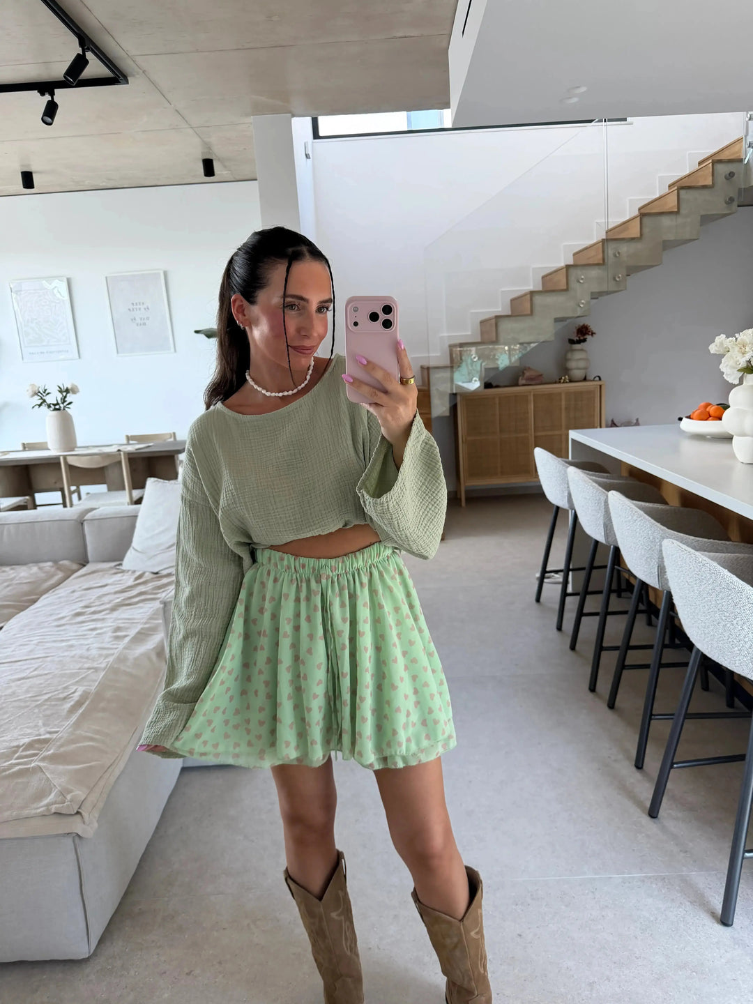 Gonna pantalone a cuori donna in verde chiaro, selfie allo specchio con maglia in mussola e stivali | Lisa’s Boutique