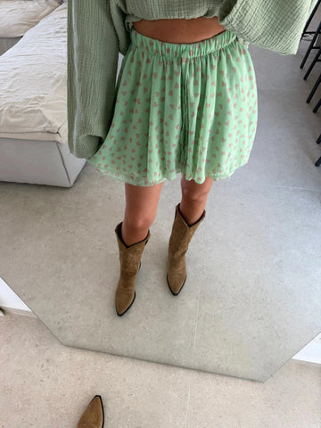 Gonna pantalone a cuori donna in verde chiaro, primo piano con stivali texani | Lisa’s Boutique