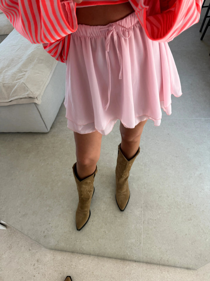 Detailweergave van roze skort | Lisa’s Boutique
