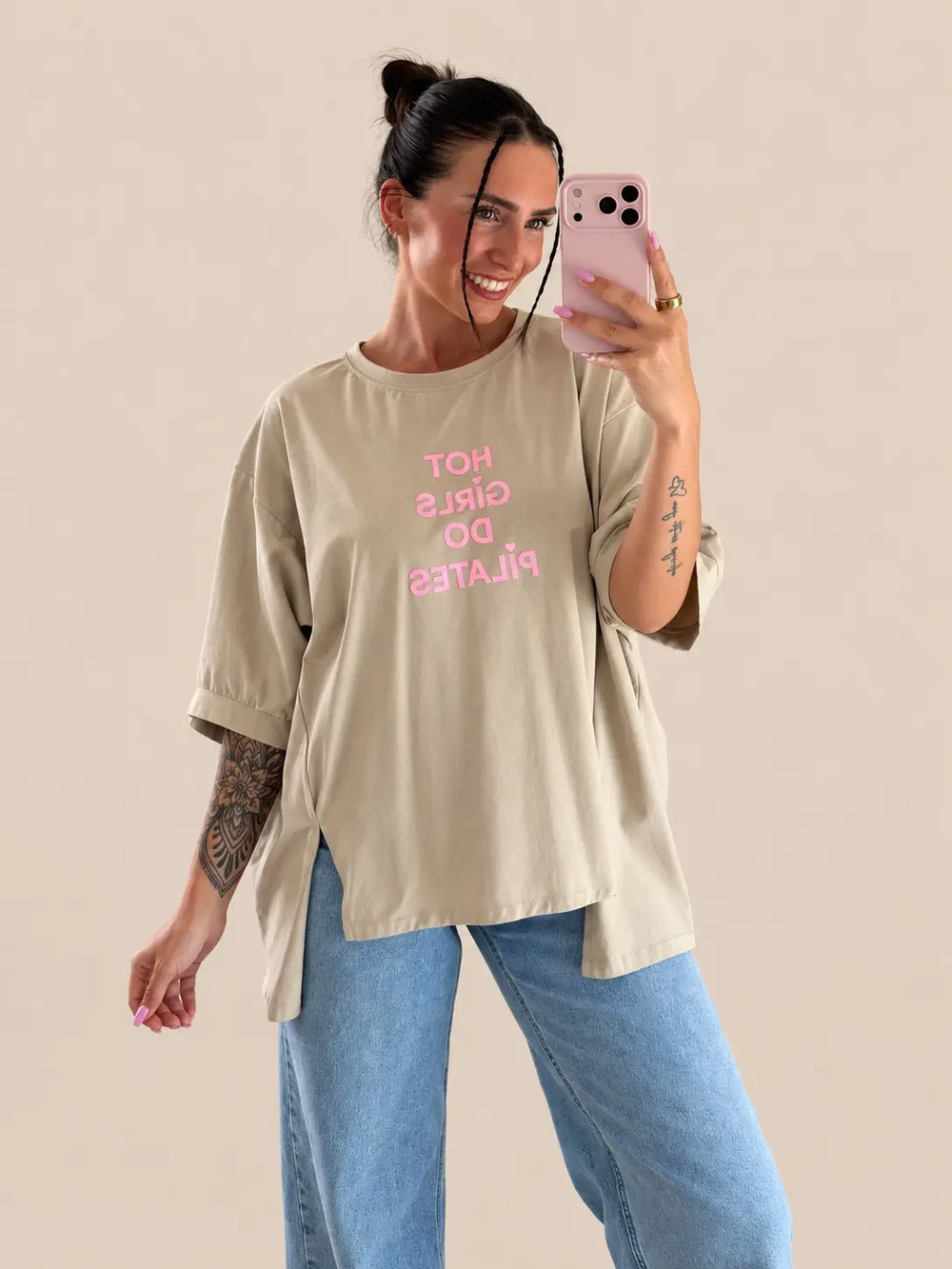 T-Shirt Damen in Beige mit Hot Girls Do Pilates Print, Vorderansicht | Lisa’s Boutique