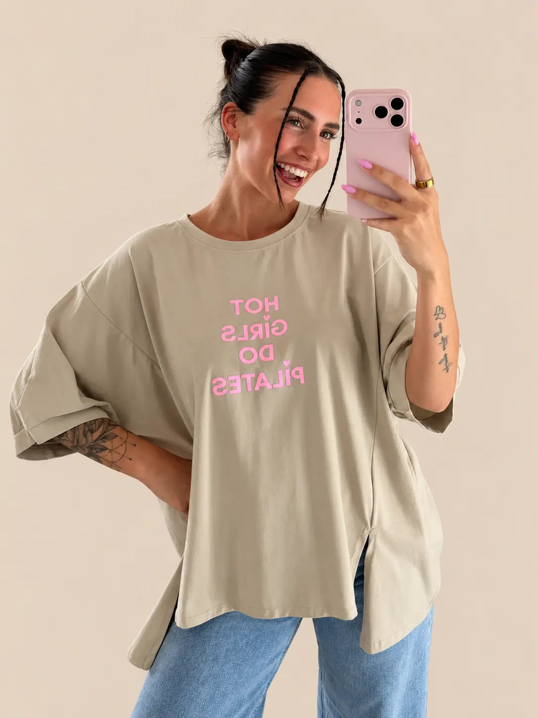 T-Shirt Damen in Beige mit Hot Girls Do Pilates Print | Lisa’s Boutique