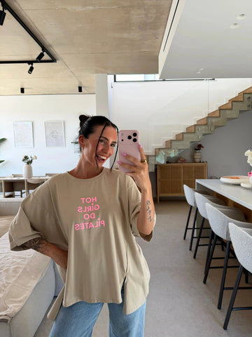 Camiseta Hot Girls Do Pilates mujer en beige, en la modelo | Lisa’s Boutique