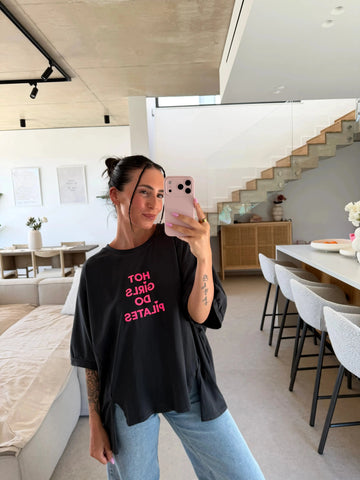Hot Girls Do Pilates T-Shirt - Schwarz – am Model | Lisa’s Boutique