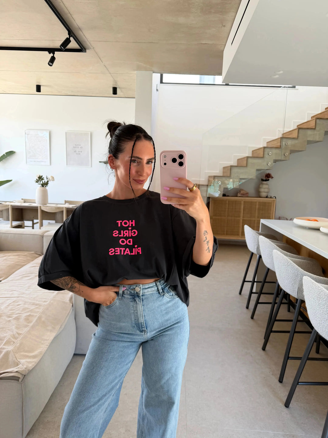 Hot Girls Do Pilates T-Shirt - Schwarz – am Model | Lisa’s Boutique