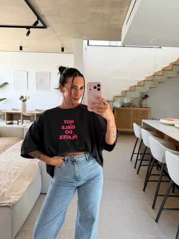Hot Girls Do Pilates T-Shirt - Schwarz – am Model | Lisa’s Boutique