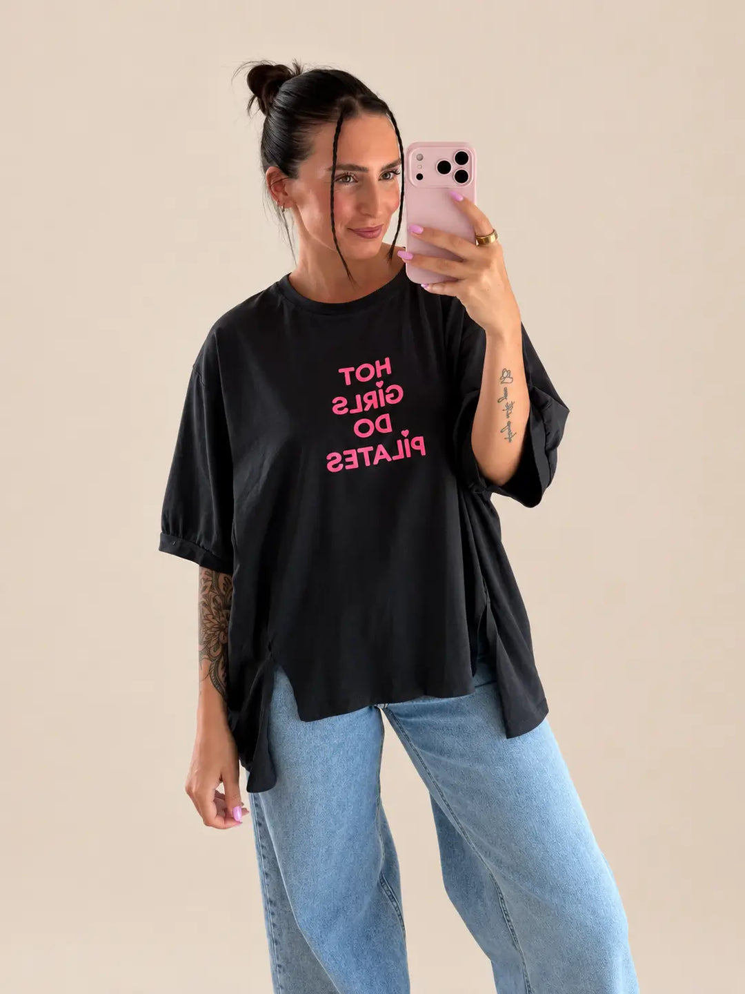 T-Shirt Damen in Schwarz mit Hot Girls Do Pilates Print, Detailansicht | Lisa’s Boutique