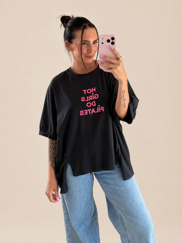 T-Shirt Damen in Schwarz mit Hot Girls Do Pilates Print, Detailansicht | Lisa’s Boutique