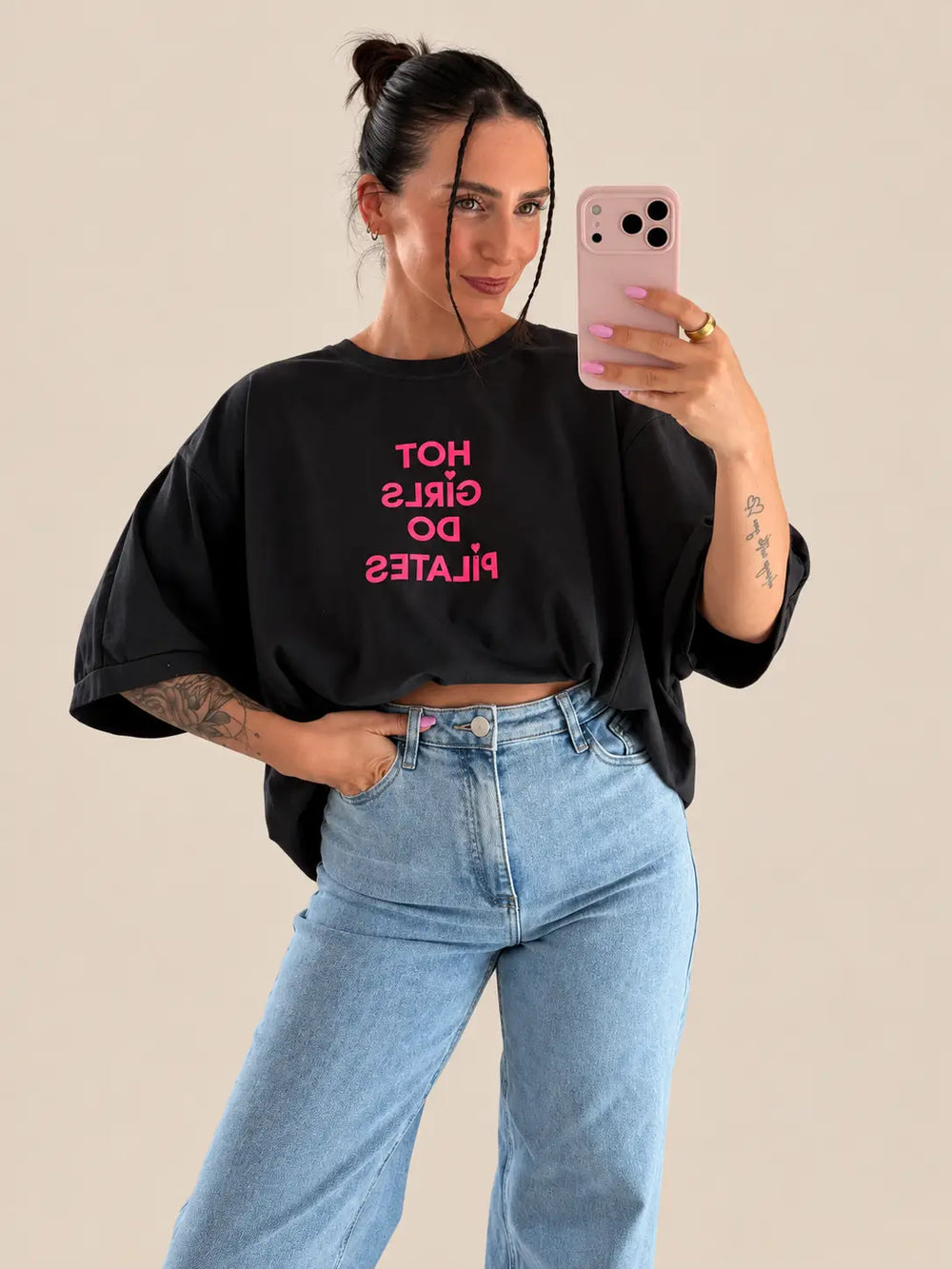 T-Shirt Damen in Schwarz mit Hot Girls Do Pilates Print, Vorderansicht | Lisa’s Boutique