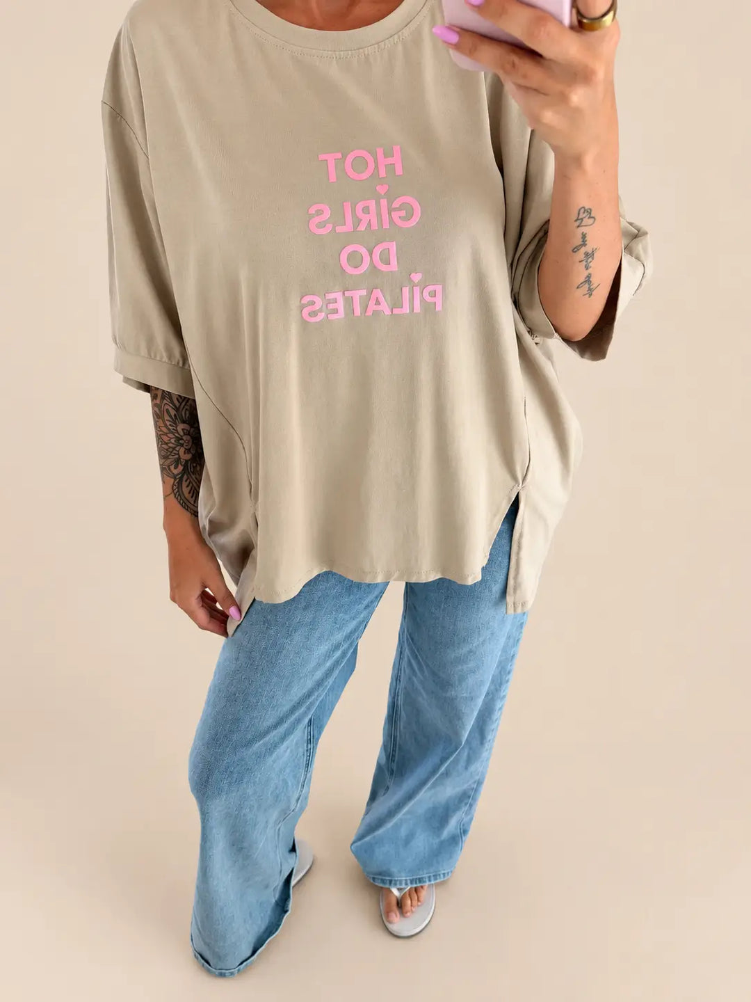 Camiseta mujer en beige con estampado Hot Girls Do Pilates, vista de detalle | Lisa’s Boutique