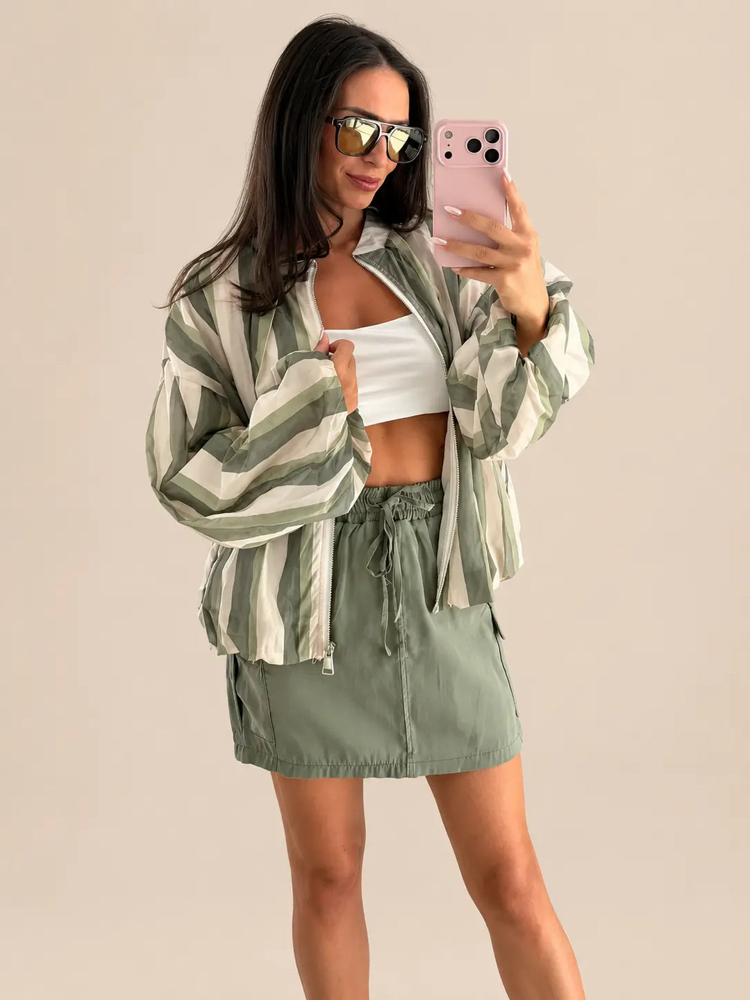 Jacke gestreift Damen in Khaki zu weißem Top und Cargo Rock | Lisa’s Boutique