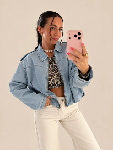 Korte spijkerjas dames in blauw | Lisa’s Boutique