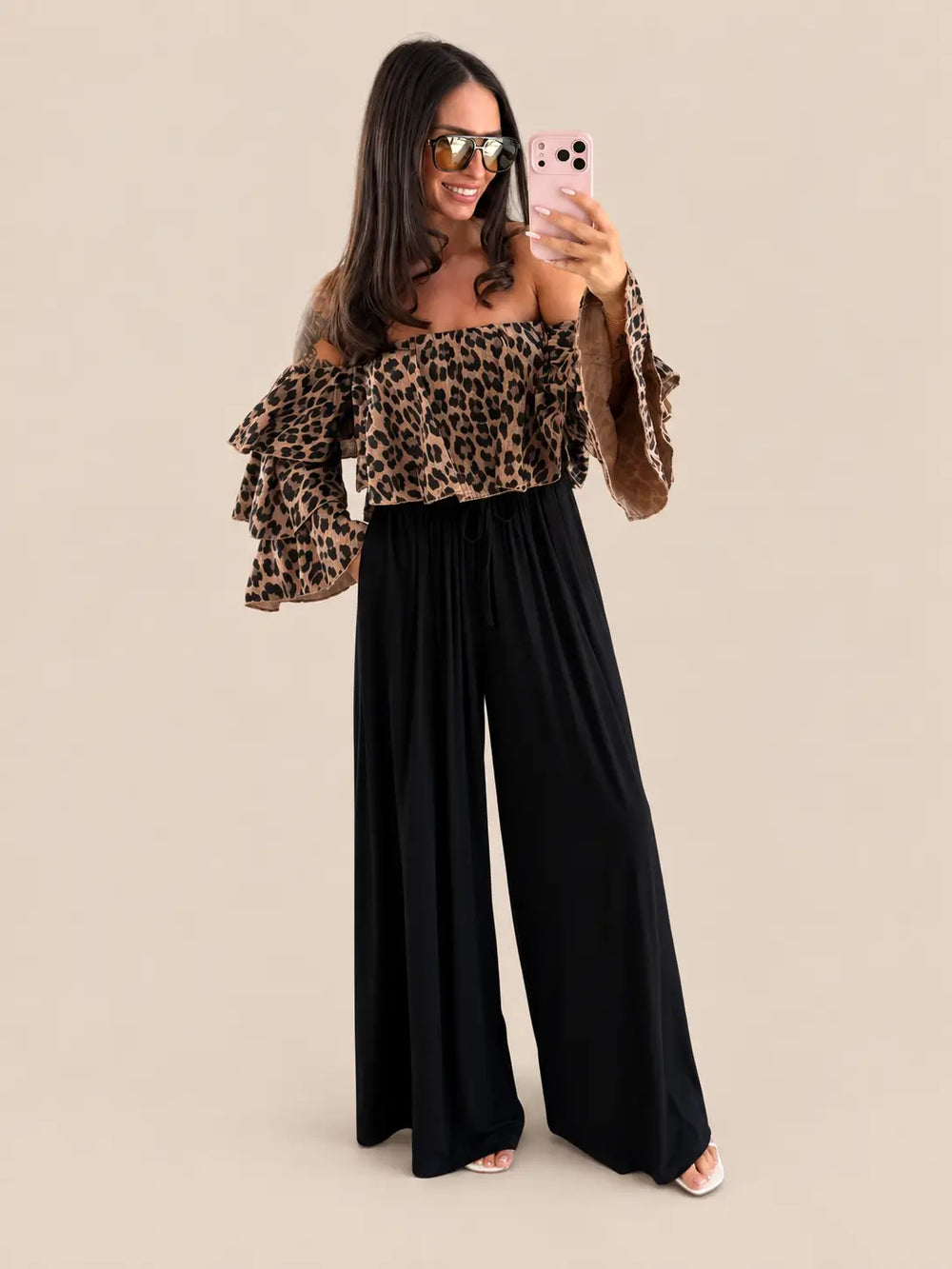 Trägerlose Musselin Bluse Damen in Leo Braun zu schwarzer Stoffhose | Lisa’s Boutique