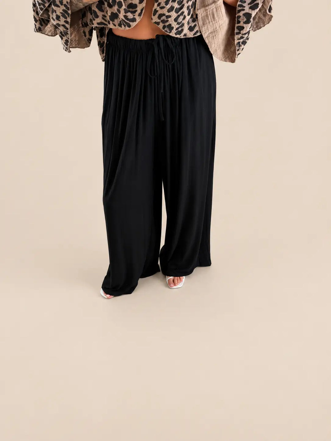 Stoffhose Damen in Schwarz mit gesmoktem Bund und Tunnelzug | Lisa’s Boutique