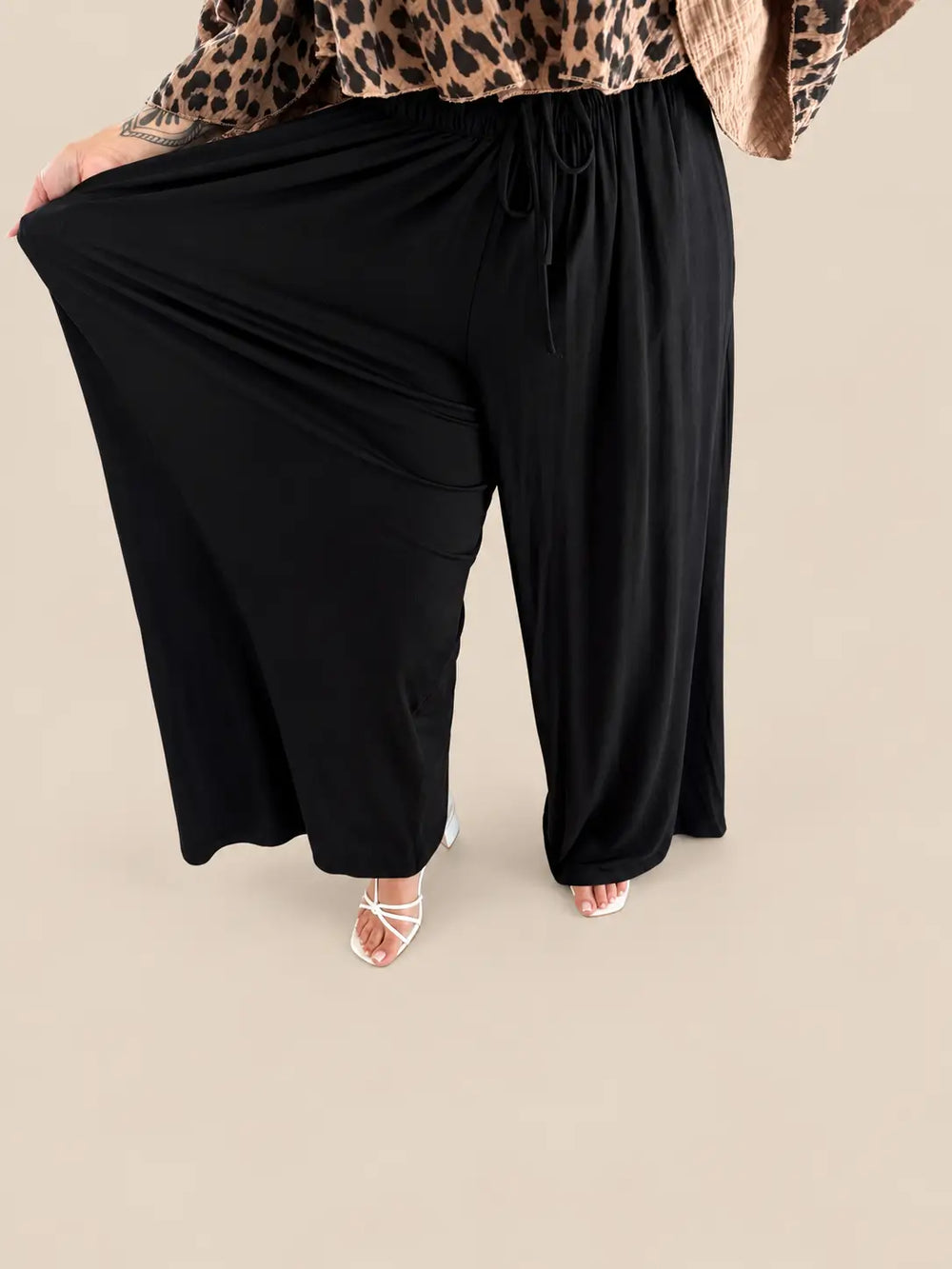 Stoffhose Damen in Schwarz mit weit fallendem Palazzo Schnitt | Lisa’s Boutique