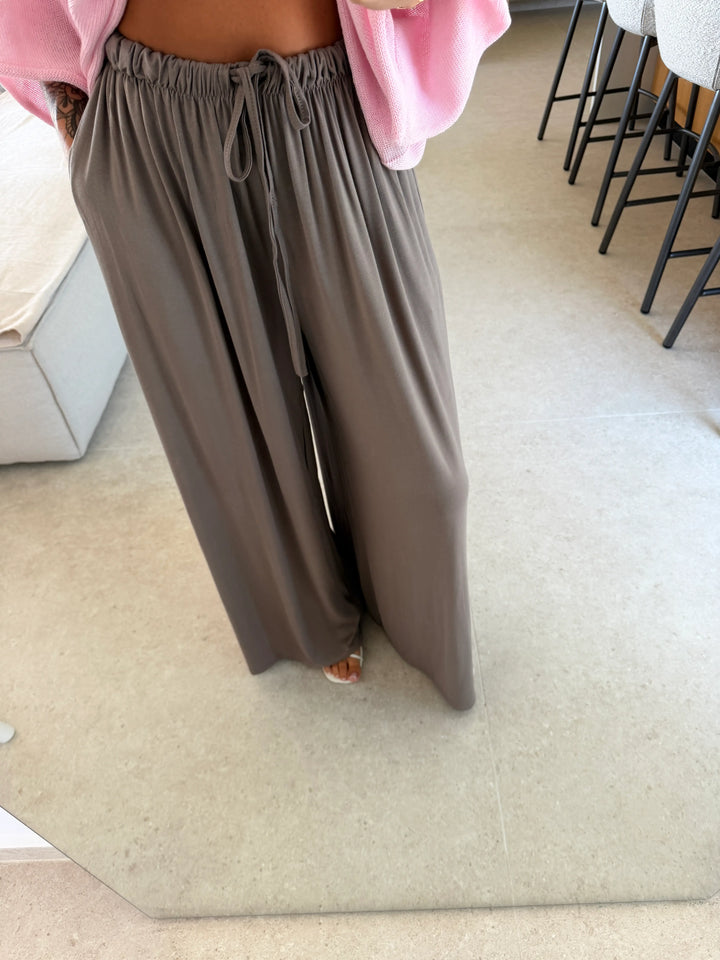 Jersey broek dames in Taupe met bindtaille, Detailaanzicht | Lisa’s Boutique
