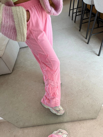 Pantaloni tuta donna in fucsia, primo piano della vista laterale allo specchio | Lisa’s Boutique