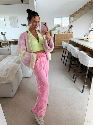 Pantaloni tuta donna in fucsia, selfie allo specchio con cardigan e top | Lisa’s Boutique