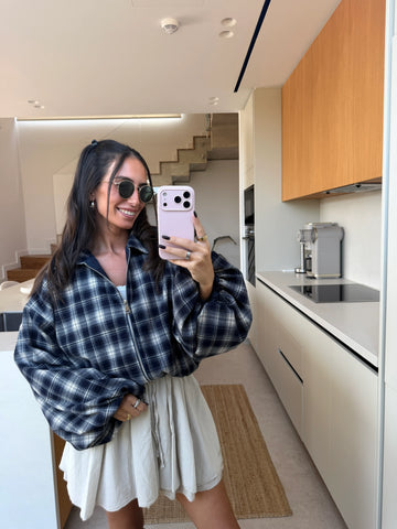 Giacca camicia a quadri donna in blu con cerniera, foto allo specchio in piedi in cucina | Lisa’s Boutique