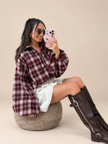 Giacca a quadri donna in bordeaux con motivo a quadri, seduta in studio, vista laterale | Lisa’s Boutique