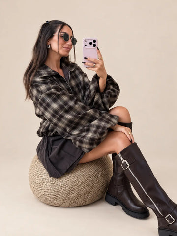 Surchemise oversize femme marron à col et zip, assise en studio avec des bottes | Lisa’s Boutique