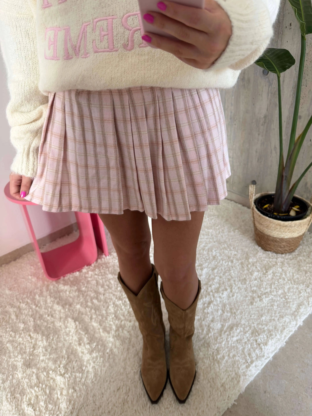 Jupe plissée à carreaux rose pour femme, gros plan avec santiags | Lisa’s Boutique
