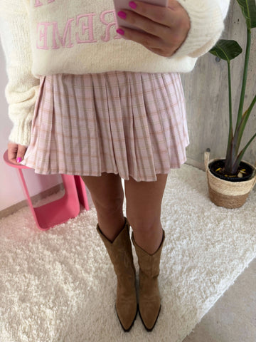Jupe plissée à carreaux rose pour femme, gros plan avec santiags | Lisa’s Boutique
