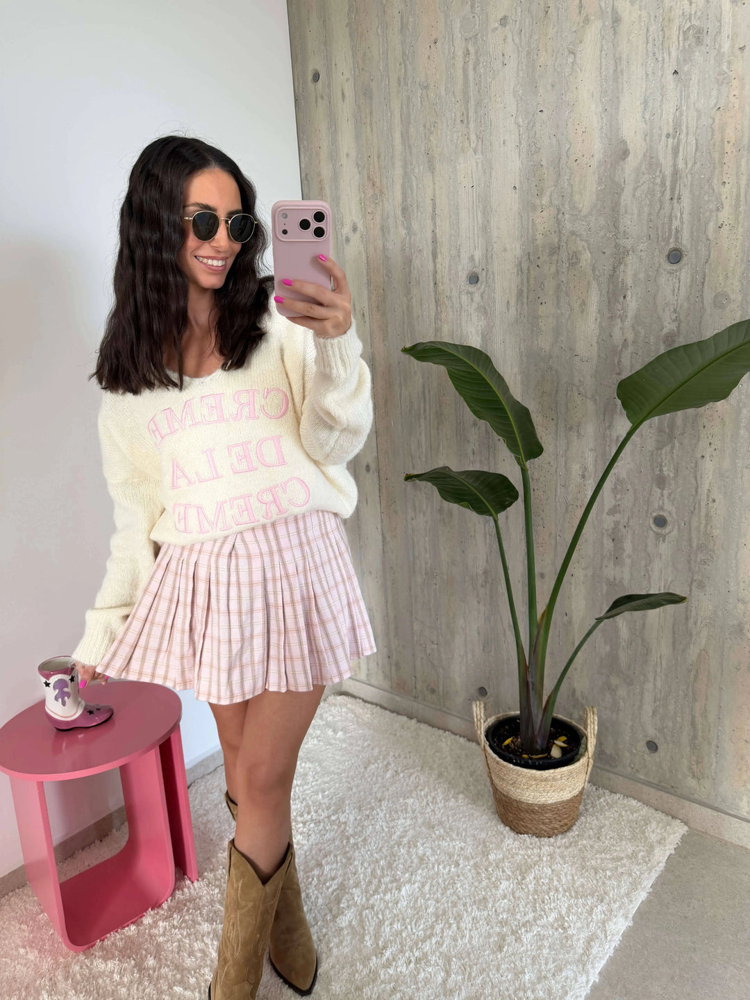 Jupe plissée à carreaux rose pour femme, selfie miroir avec pull clair et bottes | Lisa’s Boutique