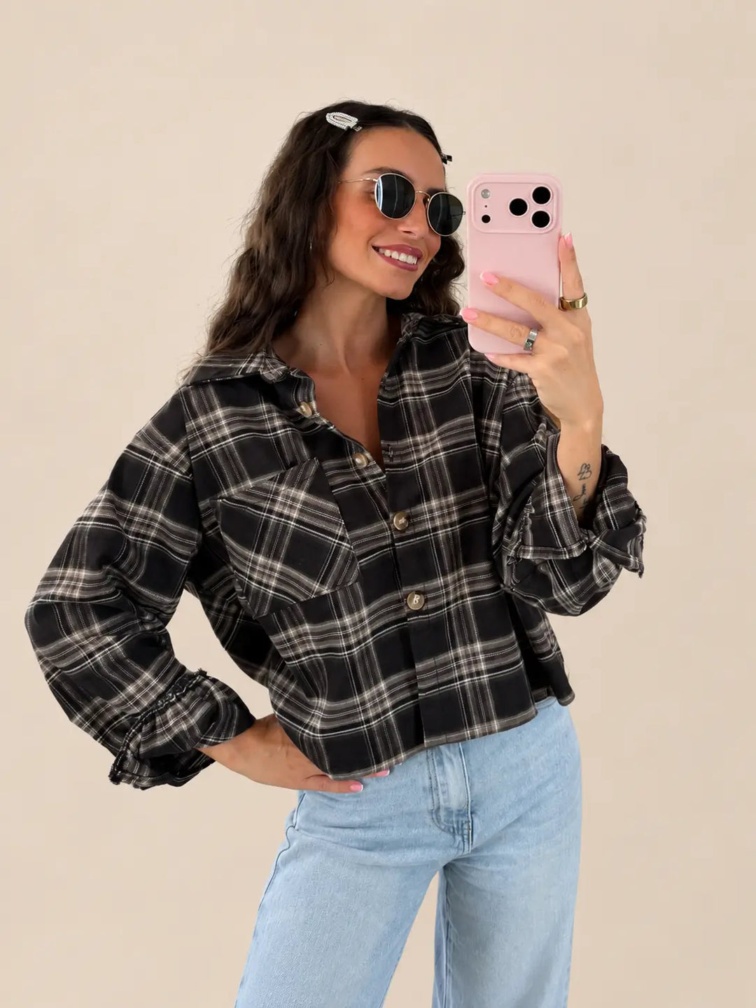 Camicia a quadri crop marrone da donna, vista frontale su sfondo chiaro, mano sul fianco | Lisa’s Boutique