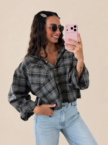 Camisa de cuadros crop mujer en gris, vista cercana sobre fondo claro, mano en el bolsillo | Lisa’s Boutique