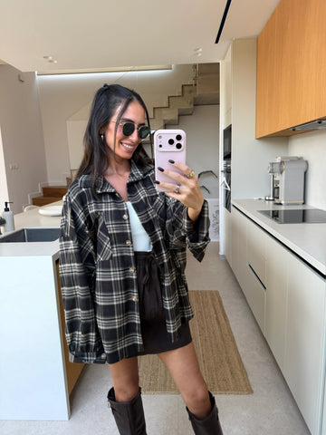 Camicia oversize donna in marrone con maniche lunghe, foto allo specchio in piedi in cucina con minigonna | Lisa’s Boutique