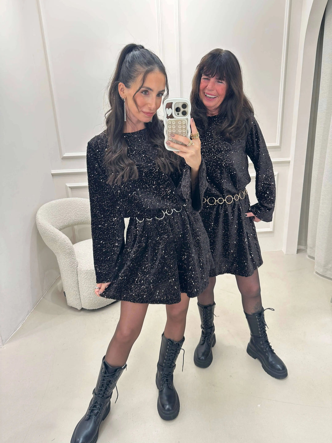Paillettenjurk dames in zwart aan het model, spiegelselfie | Lisa’s Boutique