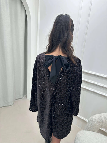 Paillettenjurk dames in zwart aan het model, rug met strik | Lisa’s Boutique