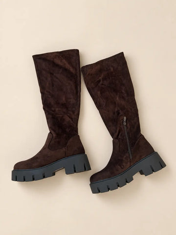 Stivali alti donna in marrone con suola plateau e zip, paio visto dall’alto | Lisa’s Boutique
