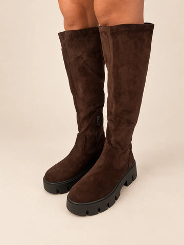Stivali con plateau donna in marrone con gambale teso verso l’alto, vista di tre quarti indossati | Lisa’s Boutique