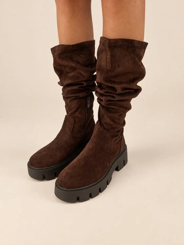 Stivali alti donna in marrone con gambale leggermente arricciato, vista frontale indossati | Lisa’s Boutique
