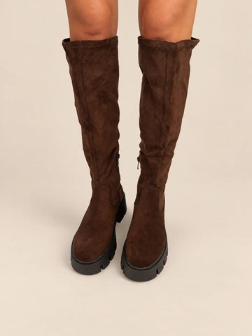 Stivali donna effetto camoscio in marrone con suola a battistrada, vista frontale indossati | Lisa’s Boutique
