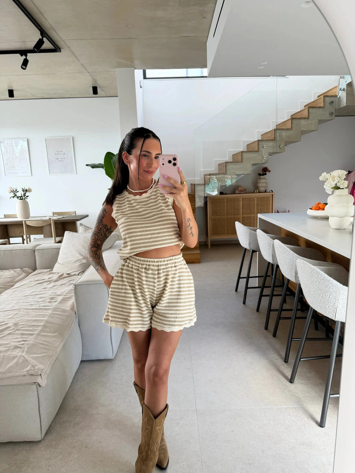 Gestreepte gebreide shorts – Beige – gedragen door een model | Lisa’s Boutique