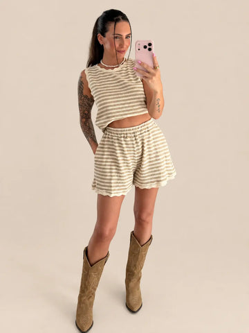 Women’s short striped knit trousers in Beige, detail view | Lisa’s Boutique
