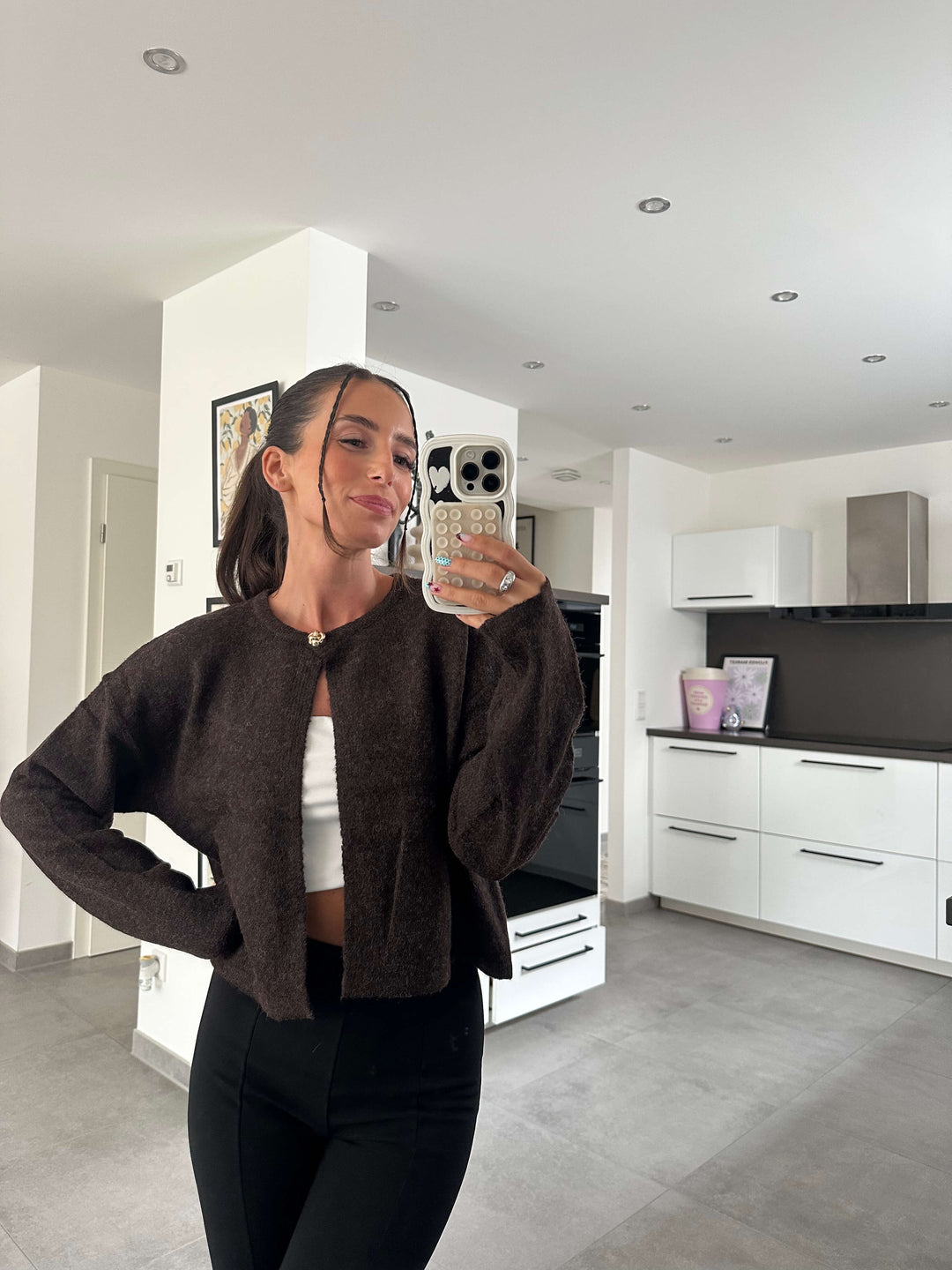 Modell trägt elegante Kurzjacke mit Knopfverschluss – lisas-boutique.de