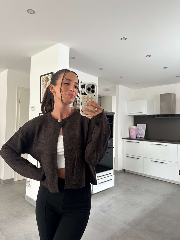 Modell trägt elegante Kurzjacke mit Knopfverschluss – lisas-boutique.de