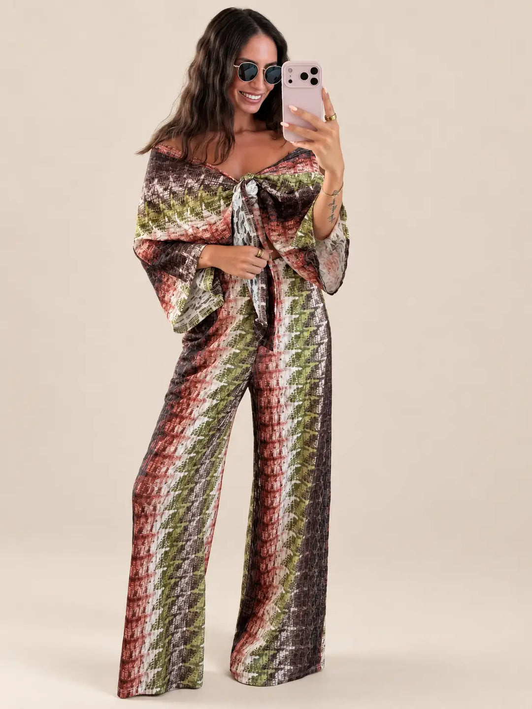 Camicetta a portafoglio in pizzo donna in marrone, selfie allo specchio con pantaloni coordinati | Lisa’s Boutique