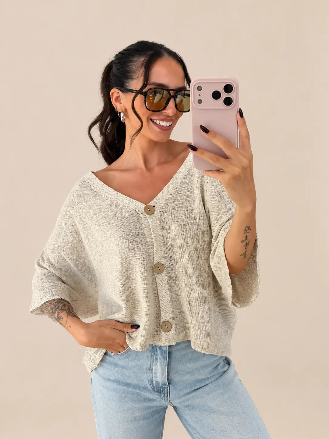 Leichter Cardigan Damen in Beige mit V-Ausschnitt, Knopfleiste und weiten kurzen Ärmeln | Lisa’s Boutique