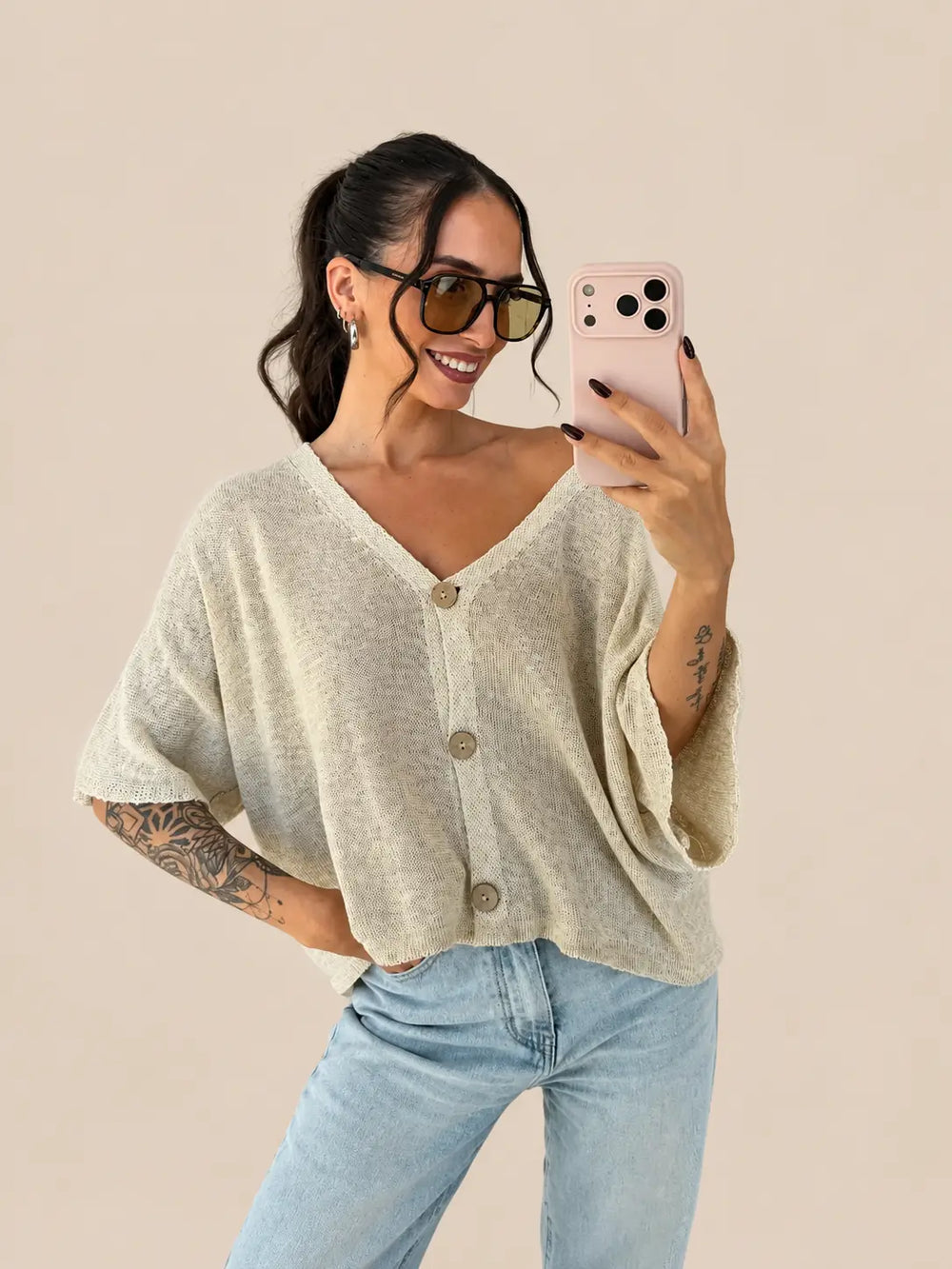 Leichter Cardigan Damen in Beige mit lockerem Schnitt, kombiniert mit heller Jeans | Lisa’s Boutique
