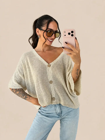 Cardigan leggero donna in beige dal taglio morbido, abbinato a jeans chiari | Lisa’s Boutique