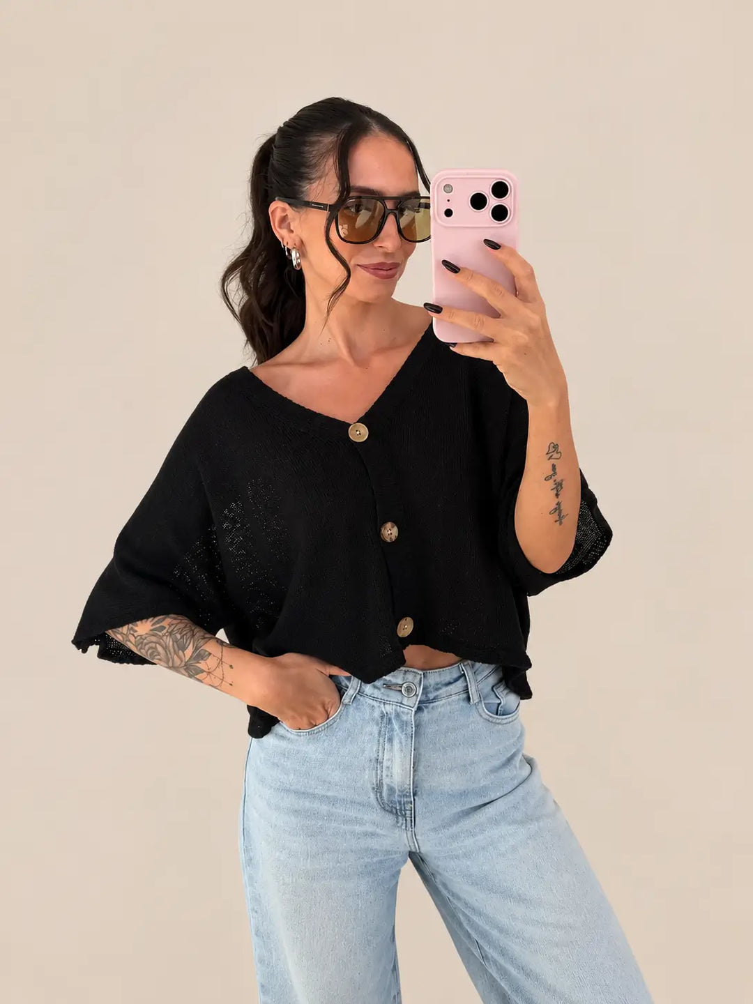 Leichter Cardigan Damen in Schwarz mit V-Ausschnitt, Knopfleiste und weiten kurzen Ärmeln | Lisa’s Boutique