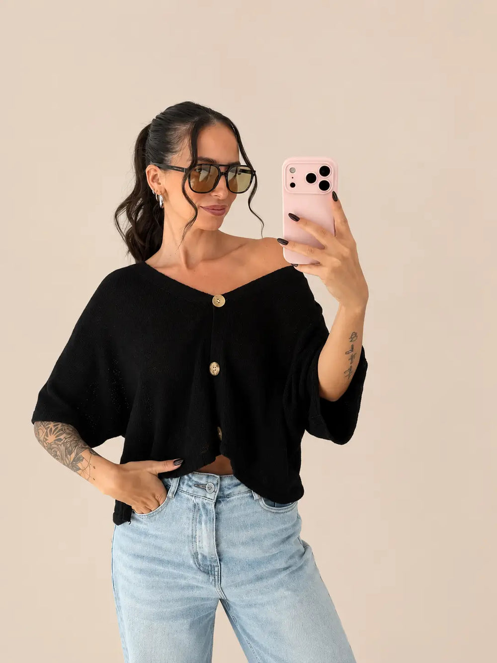 Leichter Cardigan Damen in Schwarz mit lockerem Schnitt, kombiniert mit heller Jeans | Lisa’s Boutique