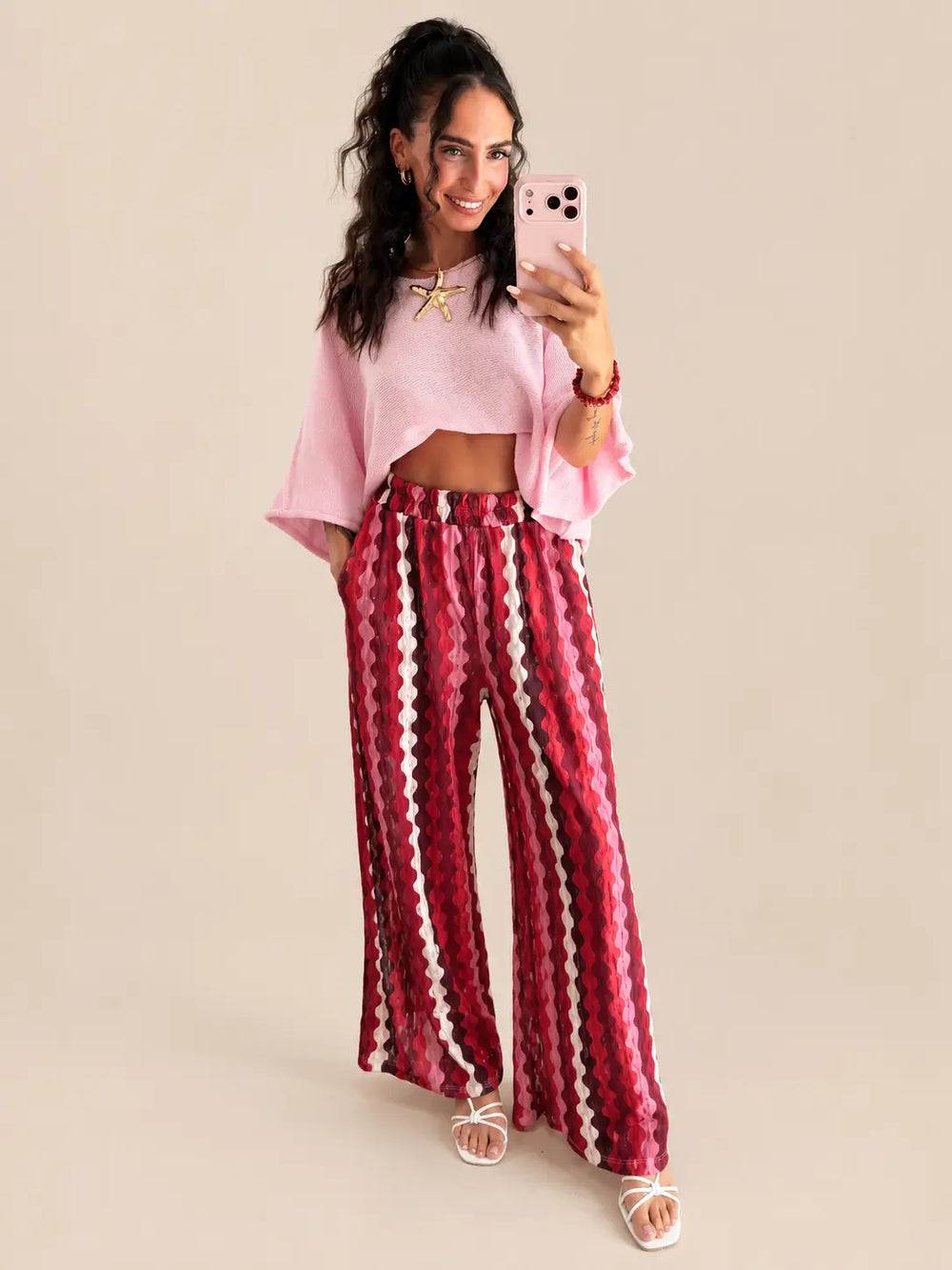 Gemusterte Hose Damen in Bordeaux mit leichtem Pullover in Rosa | Lisa’s Boutique