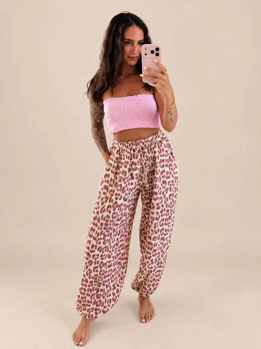 Leo Musselin Hose Damen in Beige mit Tube Top in Rosa | Lisa’s Boutique
