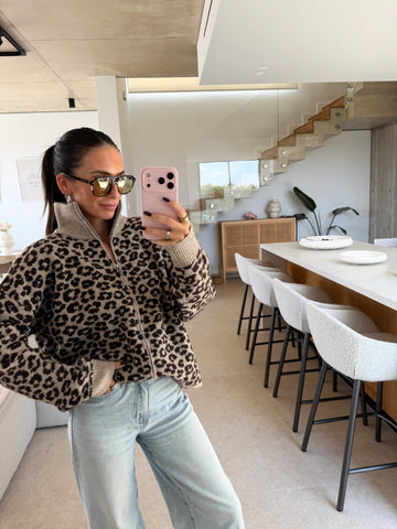Cardigan leopardato donna in tortora con zip, foto allo specchio in salotto | Lisa’s Boutique