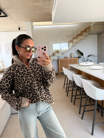 Cardigan leopardato donna in tortora con polsini a coste, foto allo specchio in salotto con jeans | Lisa’s Boutique